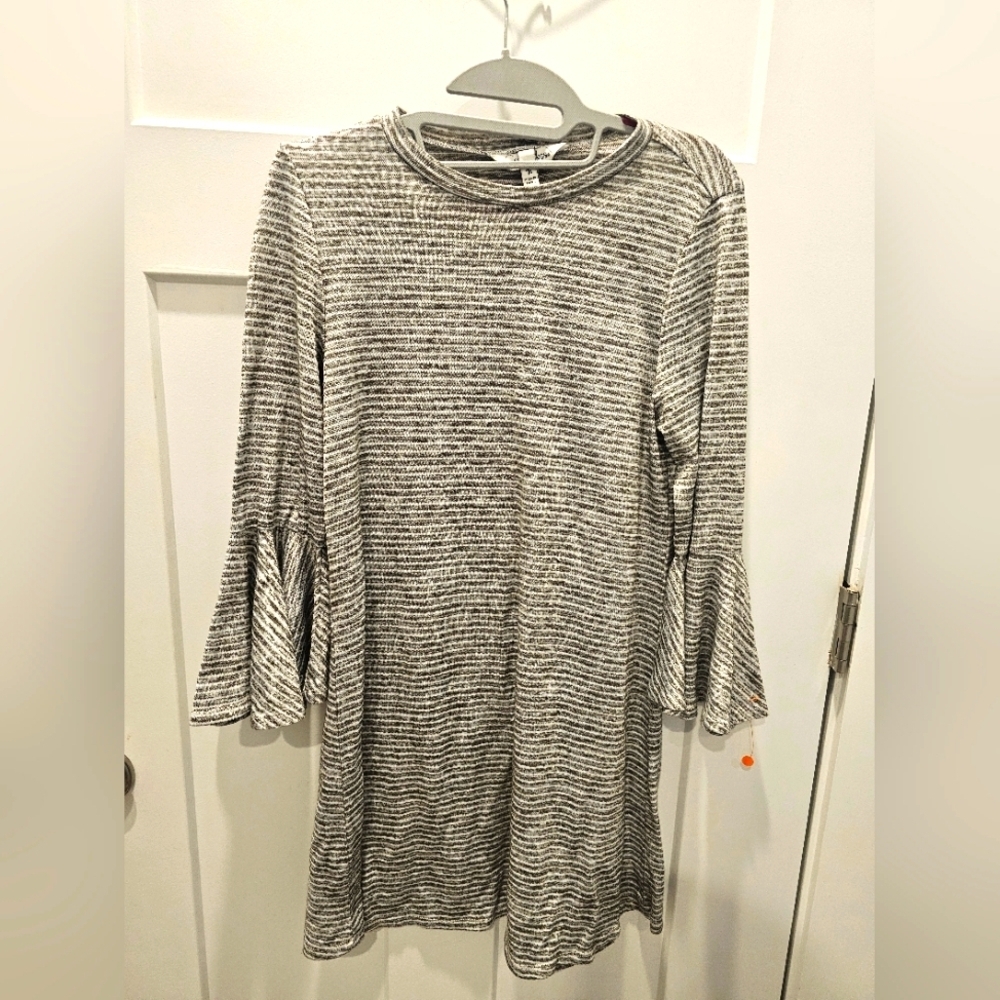 Speechless Gray Striped Bell Sleeve Dress Womenβs Size M Stretch Knit Casual